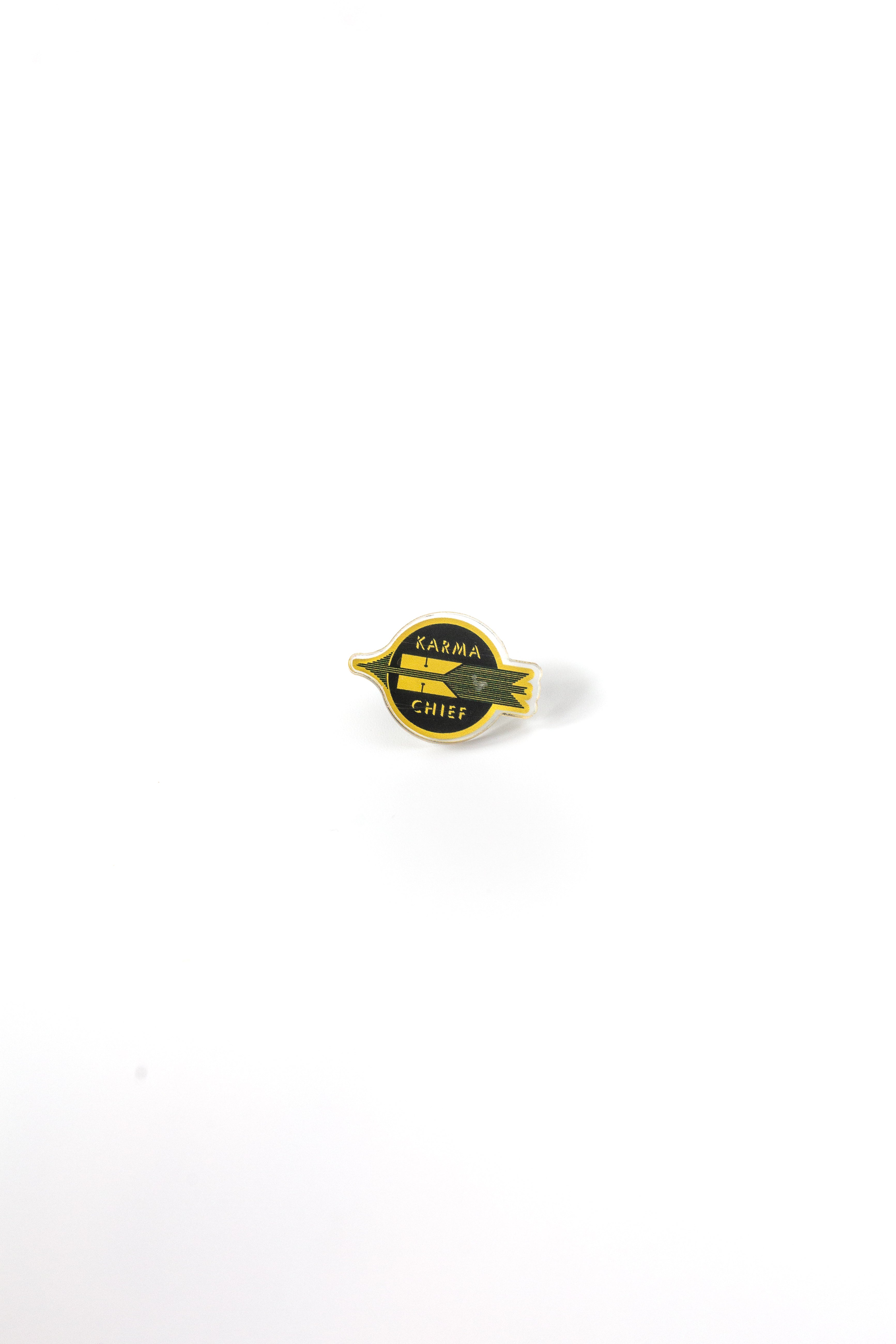 Karma Chief Logo Pin metall 1 tomme