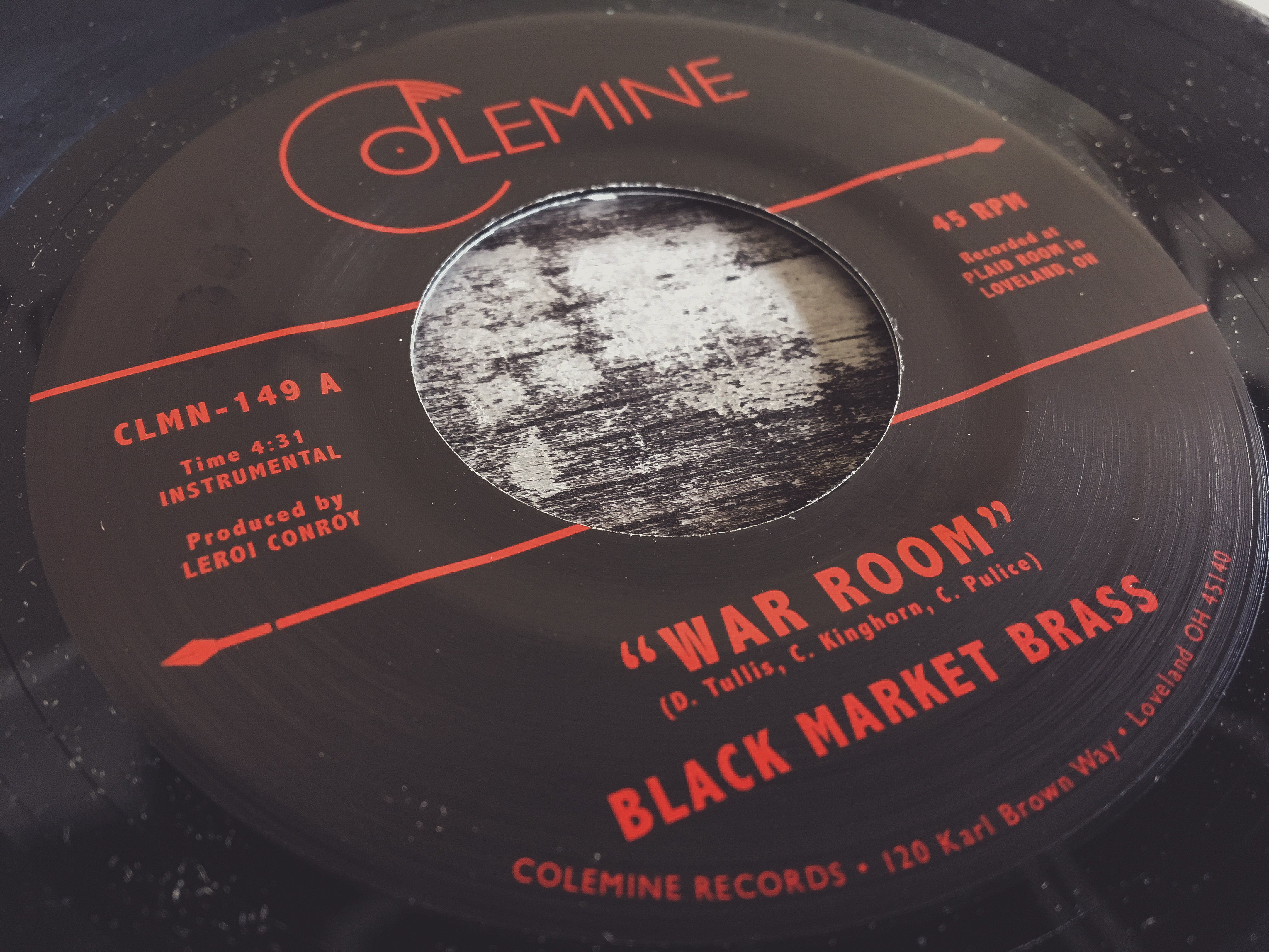 Black Market Brass War Room 7-tommer svart afrobeat