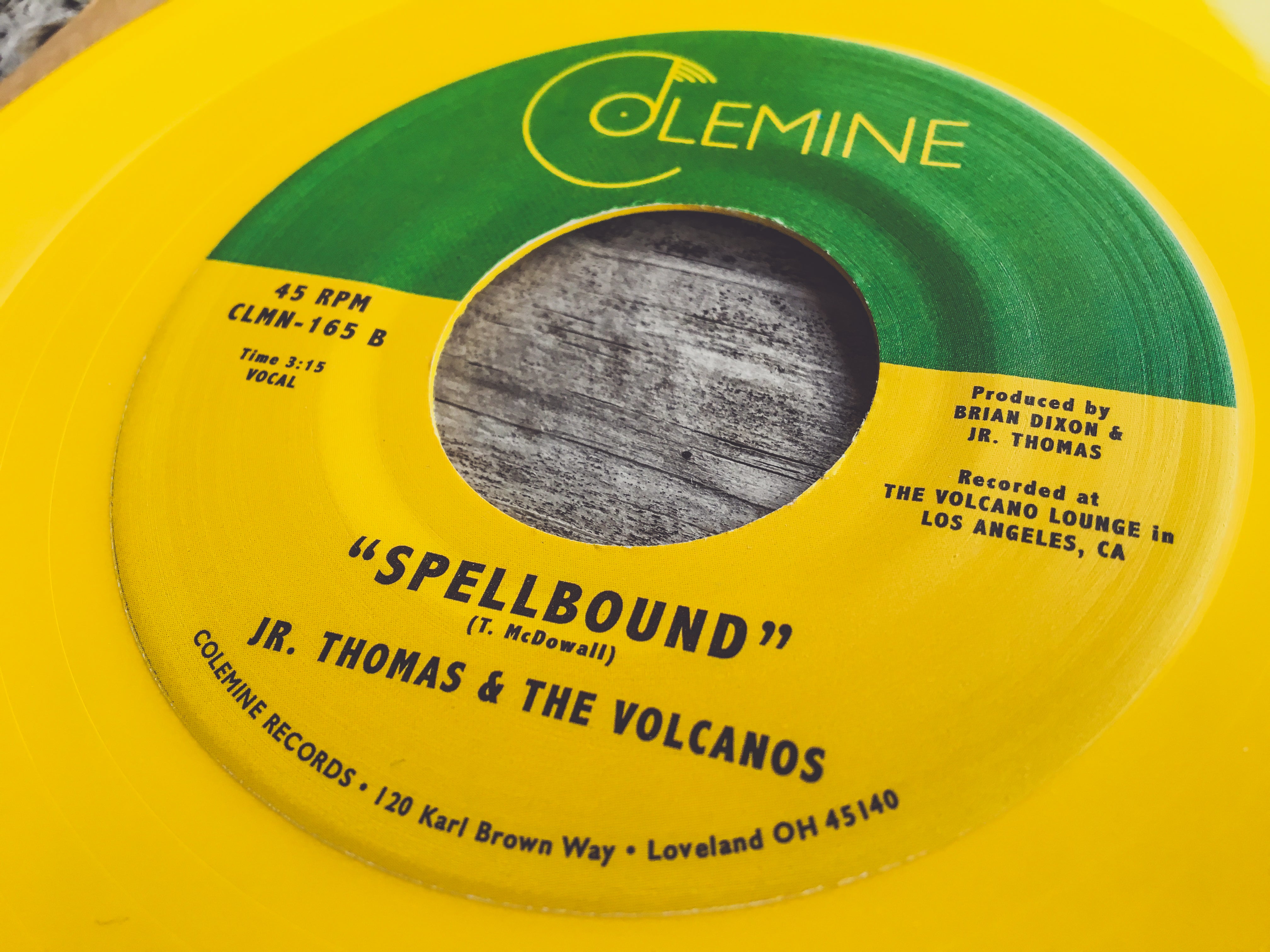 Jr. Thomas & Volcanos Chin Up vinylsingle gul 7"