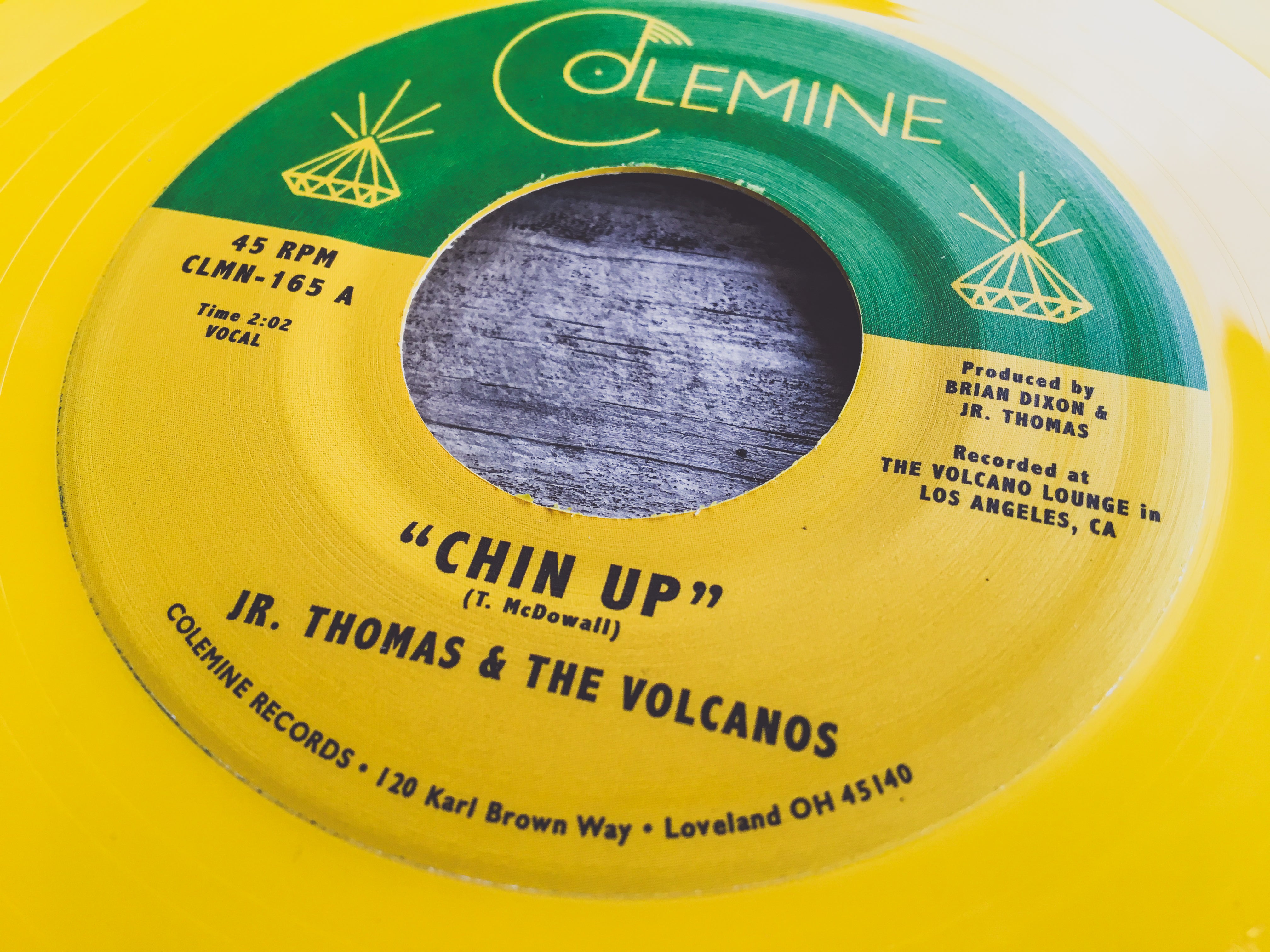 Jr. Thomas & Volcanos Chin Up vinylsingle gul 7"