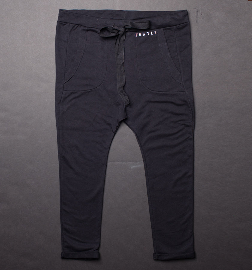 Frayle x Heretics Union Don't Tell Me to Smile joggebukse svart