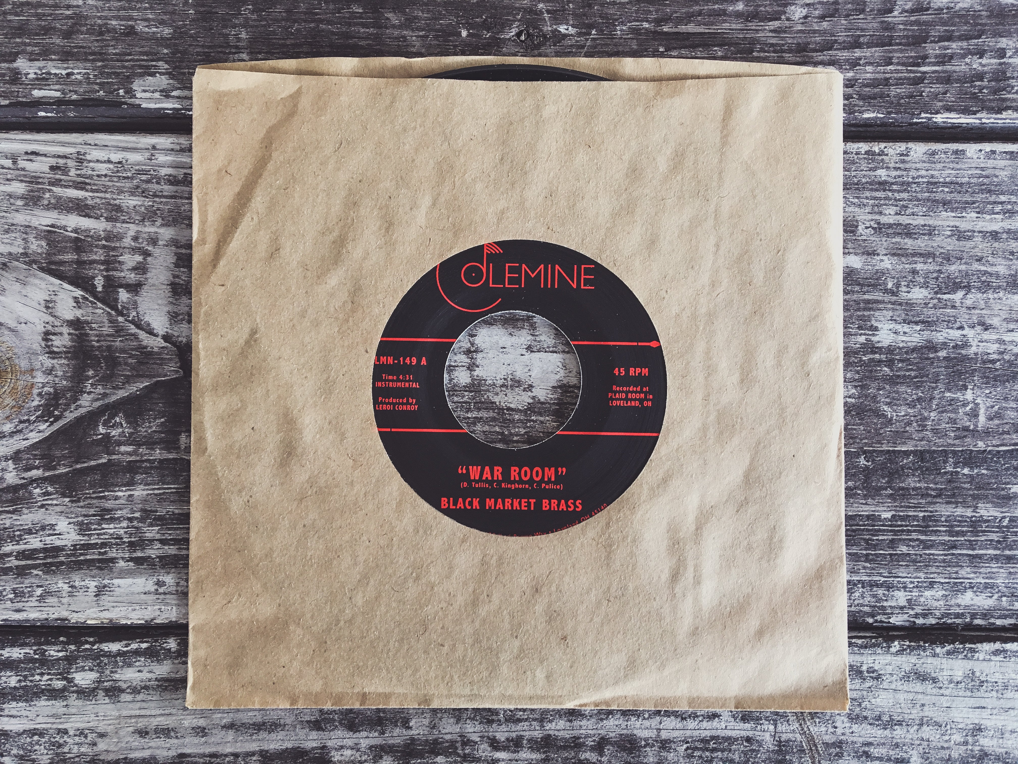 Black Market Brass War Room 7-tommer svart afrobeat