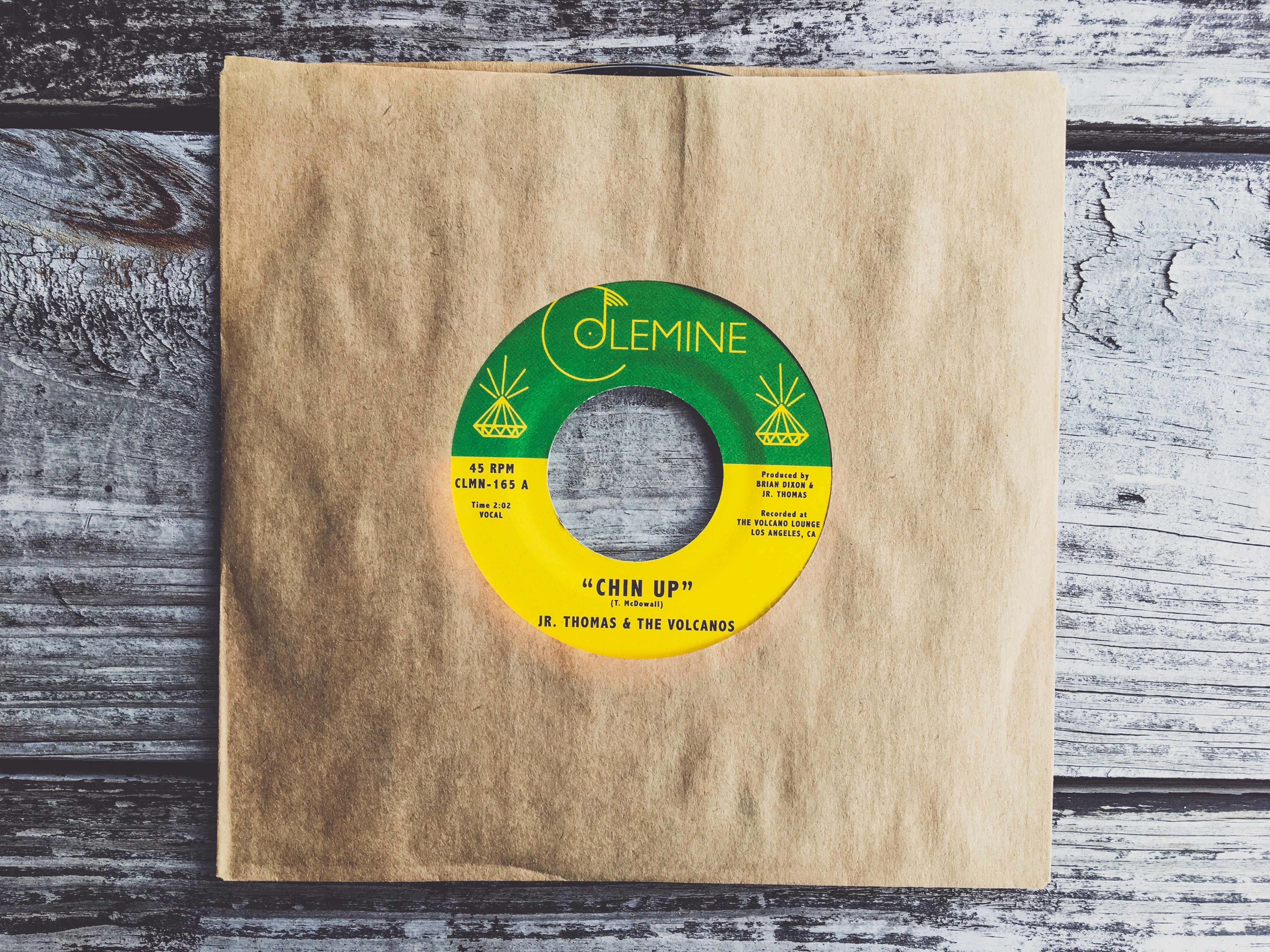 Jr. Thomas & Volcanos Chin Up vinylsingle gul 7"