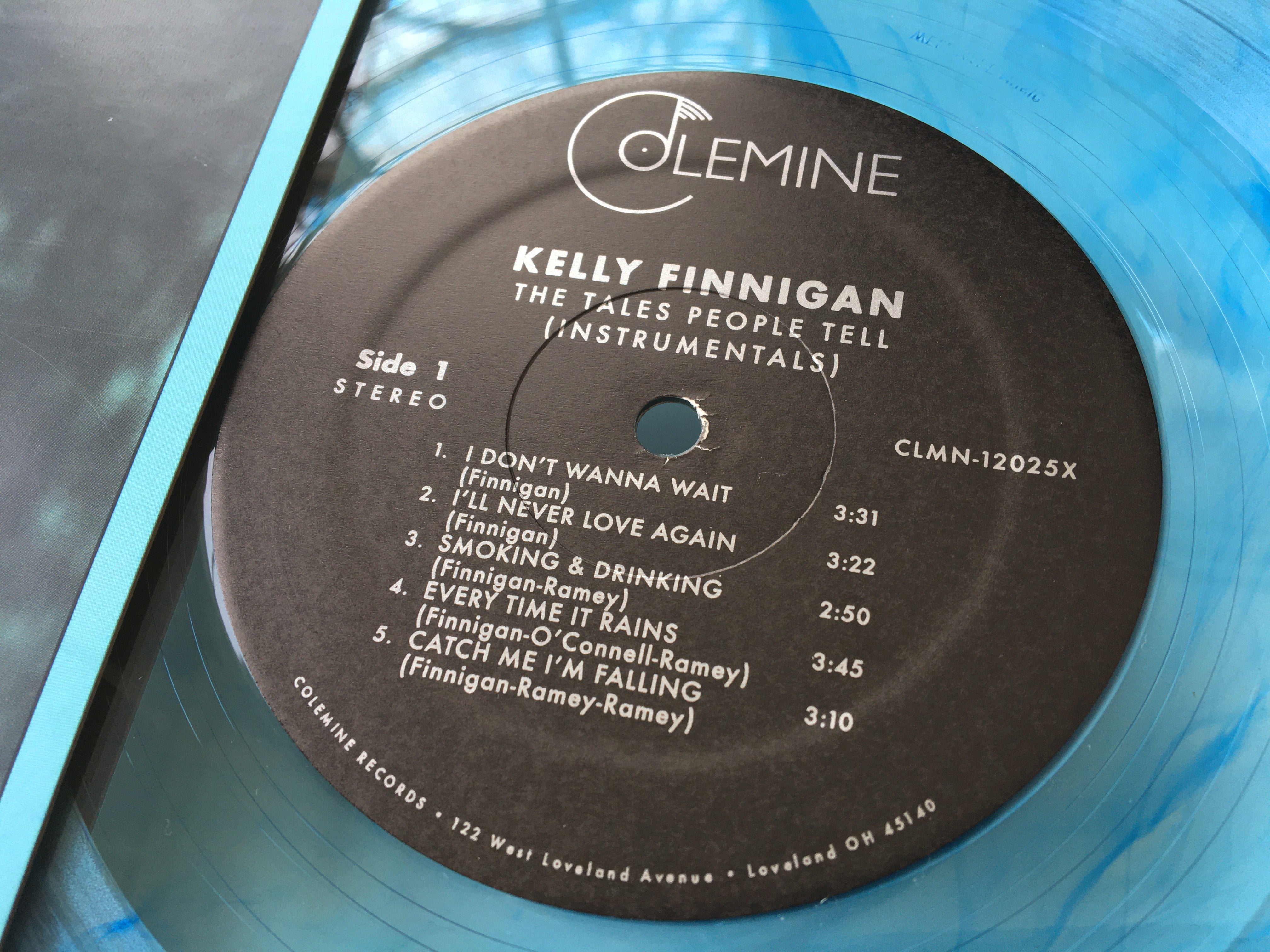 Kelly Finnigan The Tales People Tell LP blå instrumental